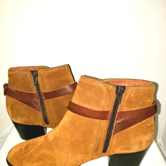 Clarks Narative Brown Suede Bootie 8 M Side Zipper Adjustable Ankle Strap. - Picture 4 of 10